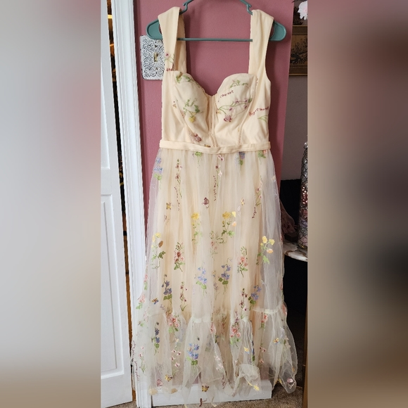 Delicate Flower Embroidered Formal Dress - Picture 4 of 7